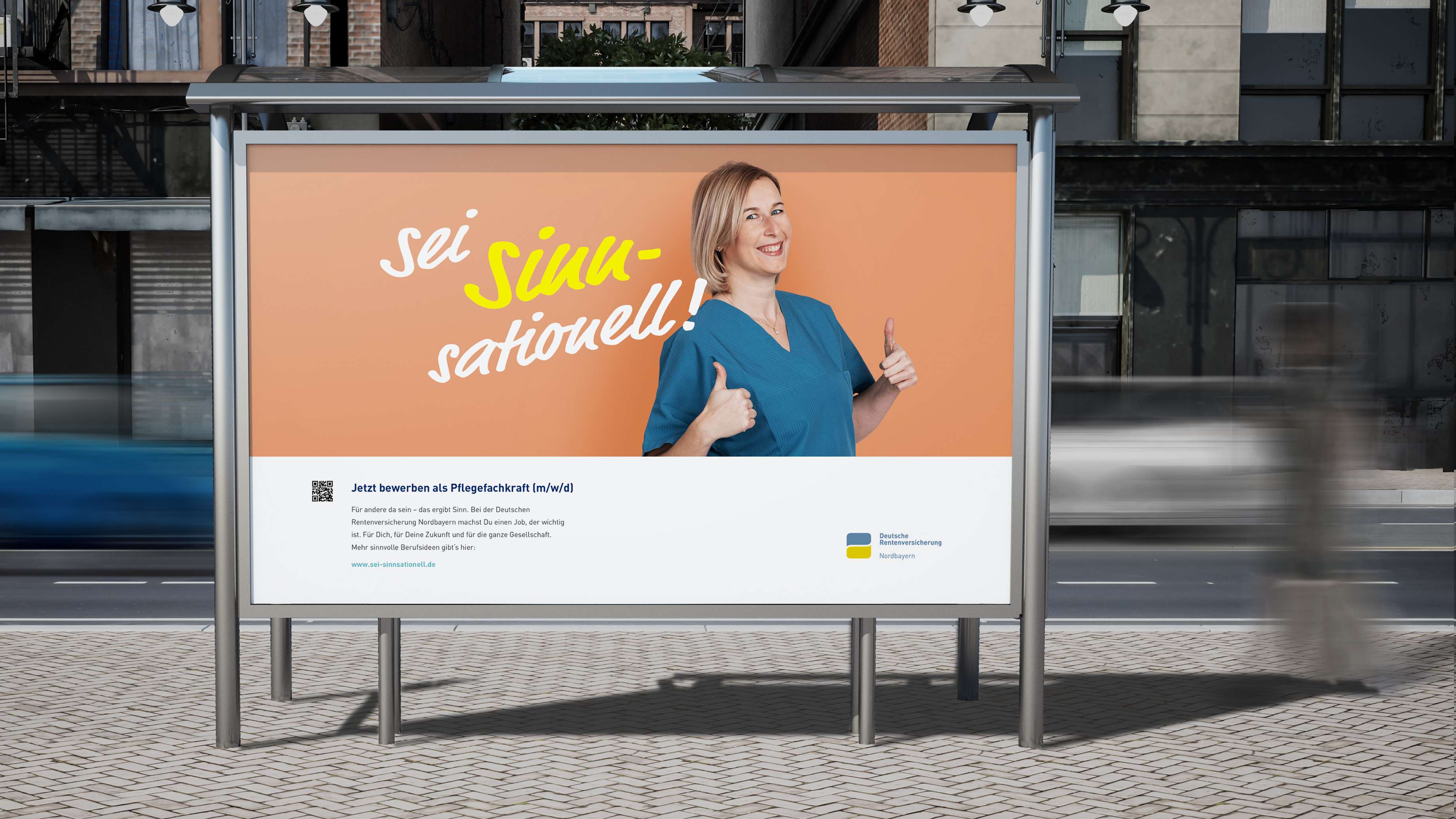 Billboard from the DRV Nord personnel campaign with the claim “Sei sinn-sationell!”: a qualified nurse gives a double thumbs-up and grins