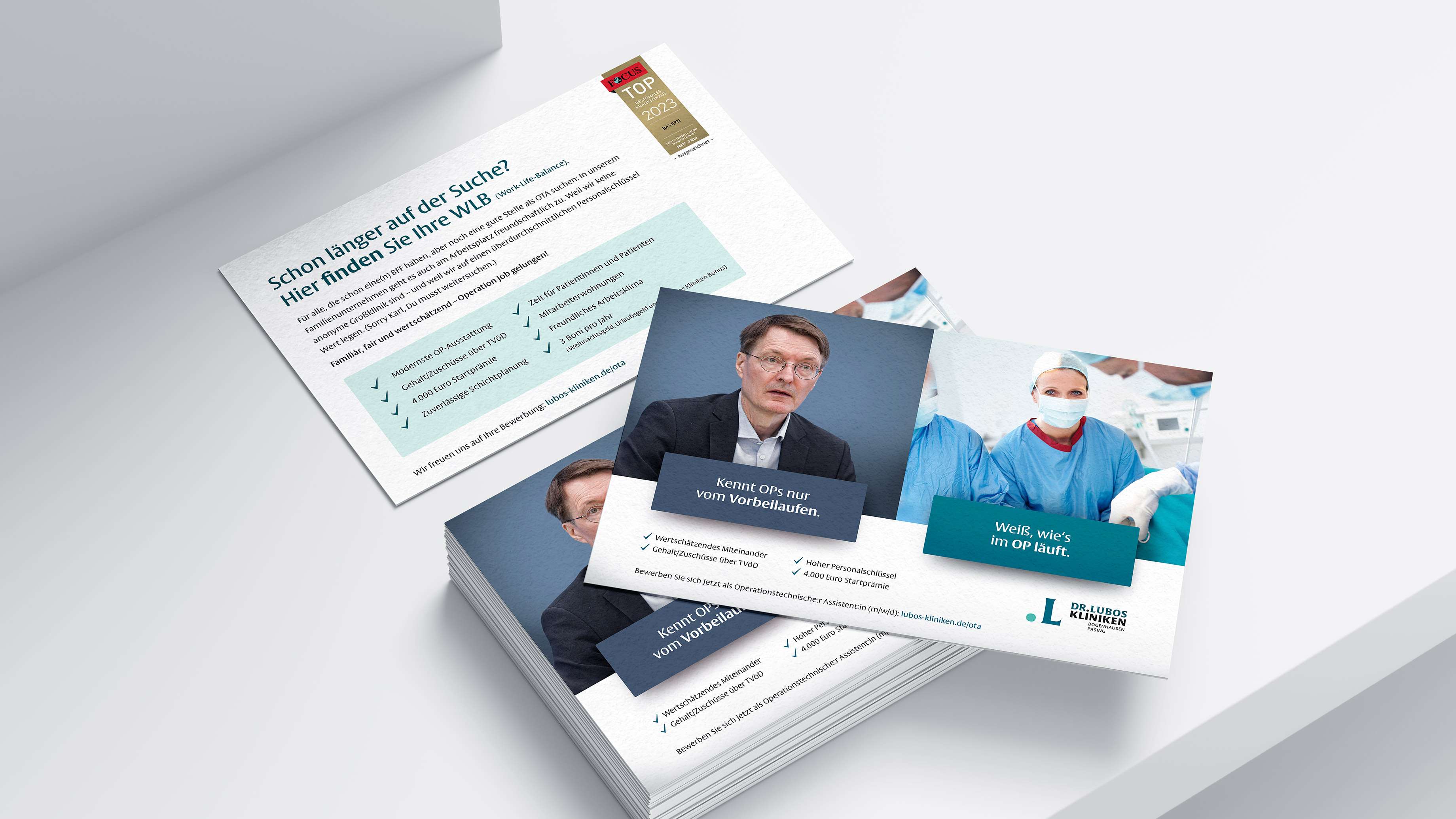 Ein Stapel Infoflyer im DIN Format A5 liegt auf einem weißen Tisch. Wir sehen die Frontansicht und die Rückseite des Flyers.