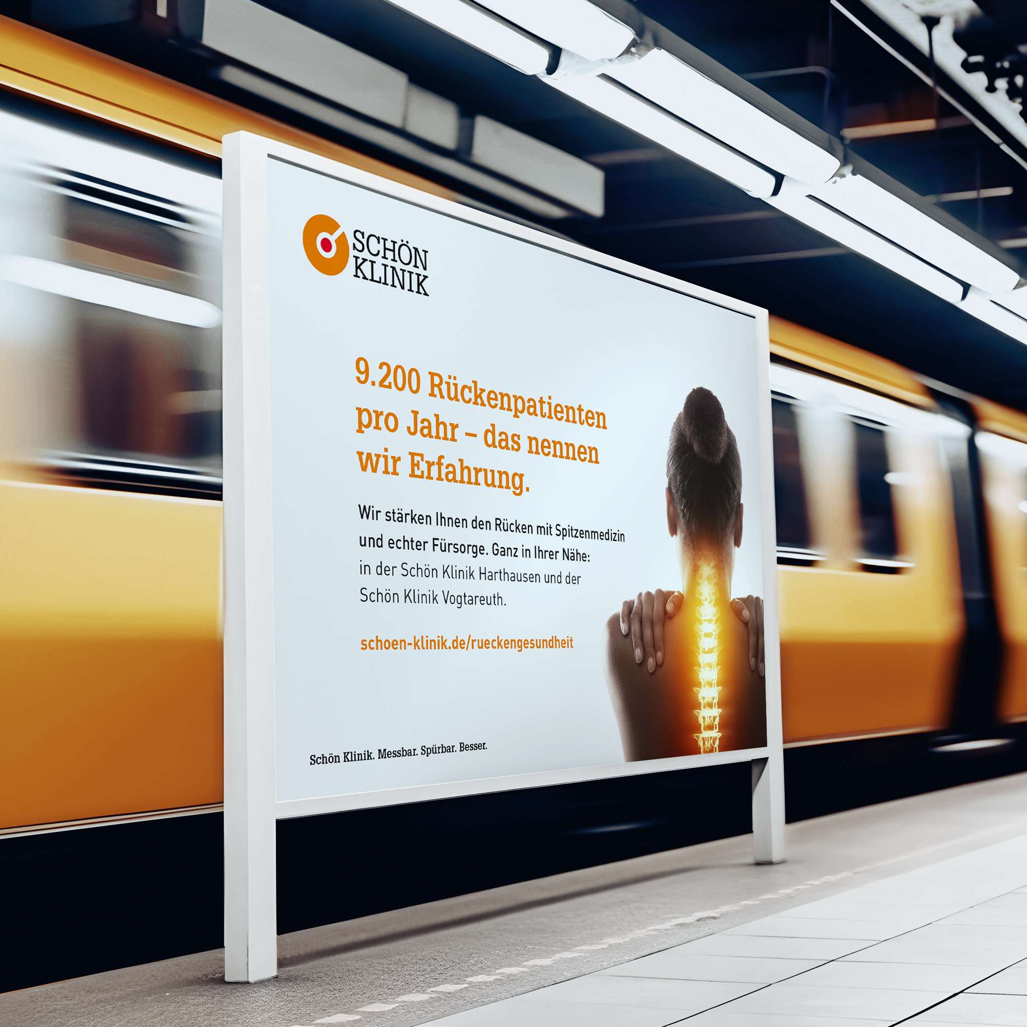 Mockup eines Billboards aus der Akquisekampagne der Schön Klinik, hinter dem eine gelbe U-Bahn vorbeifährt; auf dem Billboard sieht man eine Frau in der Rückenansicht, deren Wirbelsäule orange hervorgehoben ist, daneben ein kurzer Text, der beschreibt, dass die Schön Klinik 9.200 Rückenpatienten pro Jahr betreut und dementsprechend viel Erfahrung hat