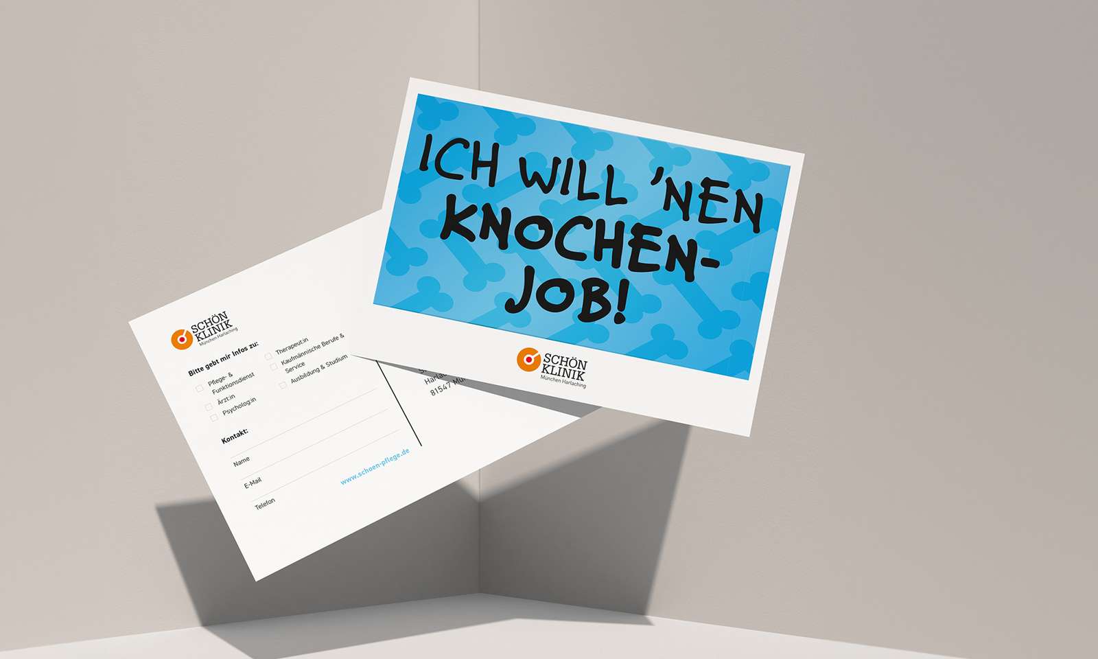 Mockup einer Postkarte für die Personalkampagne der Schön Klinik mit dem Claim „Ich will ’nen Knochenjob!“ und der Möglichkeit, sich auf der Website durch das Hinterlassen von Kontaktdaten direkt zu bewerben