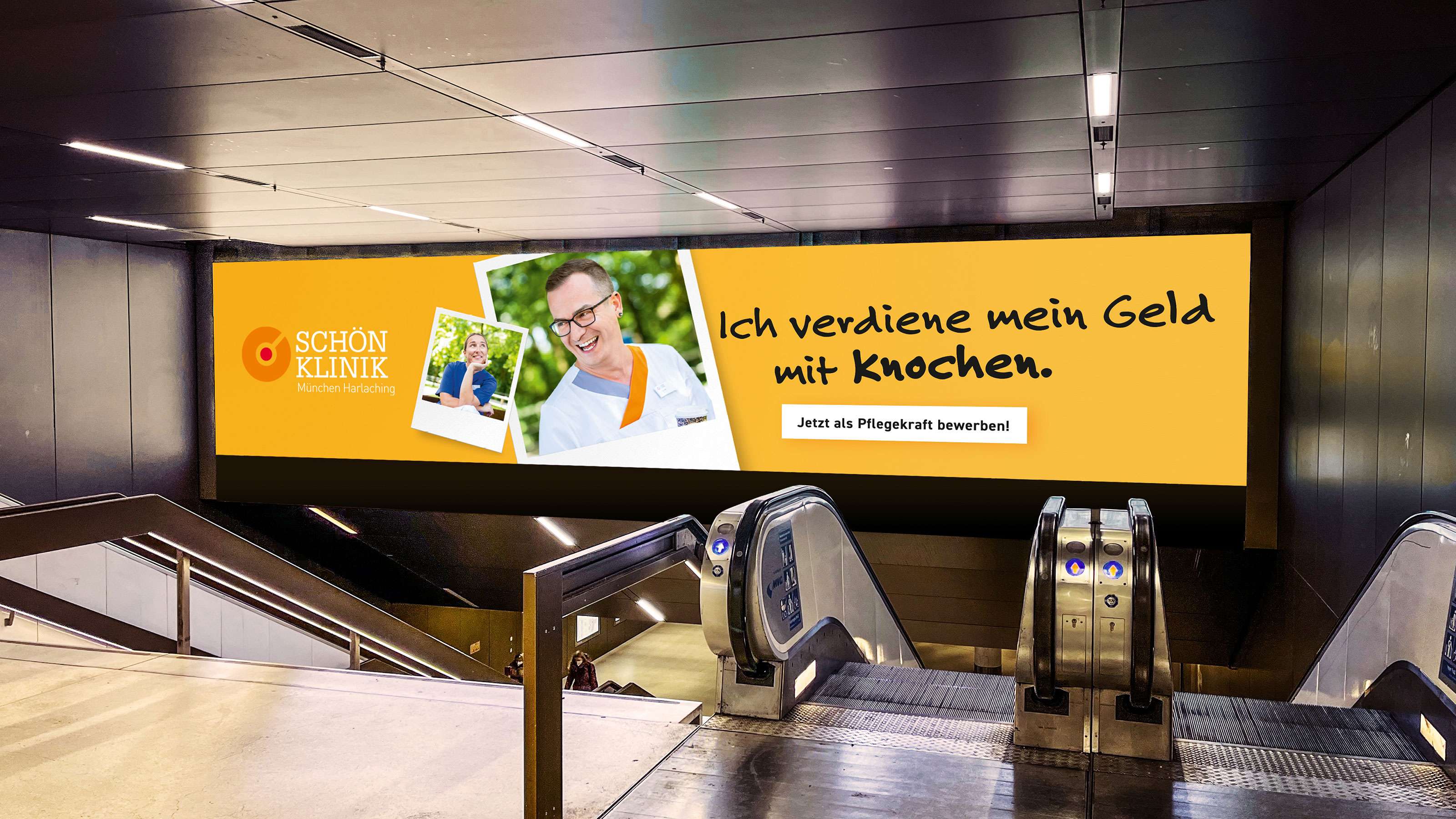 Leuchtreklame aus der Personalkampagne der Schön Klinik an einer Rolltreppe an einem U-Bahn-Bahnhof: Zwei Polaroid-Bilder von Pflegekräften neben dem Claim „Ich verdiene mein Geld mit Knochen“ und dem Aufruf, sich jetzt als Pflegekraft zu bewerben und dem Logo der Schön Klinik