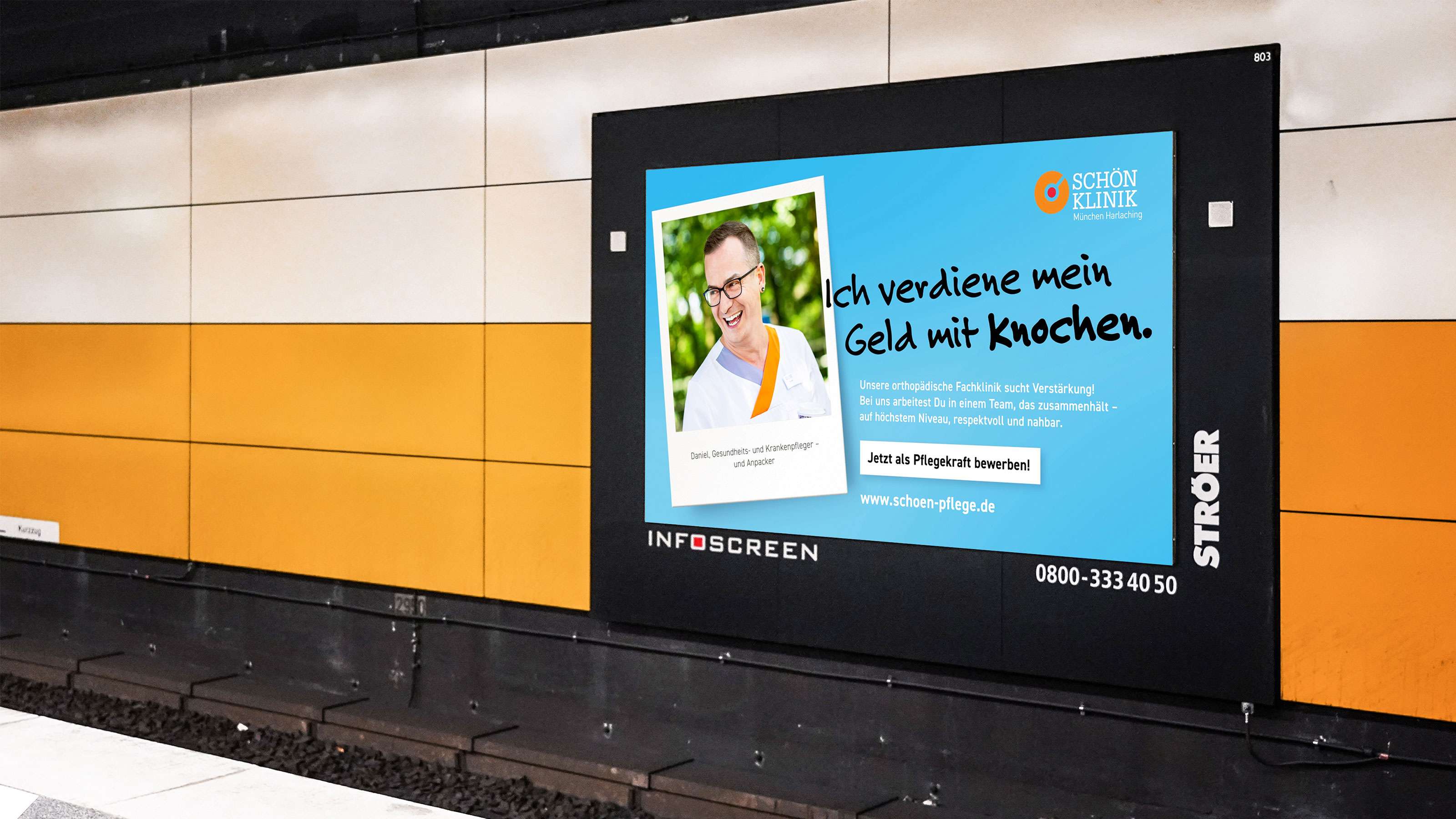 Plakat aus der Personalkampagne der Schön Klinik am Gleis eines U-Bahnhofes; Polaroid-Bild einer Pflegekraft neben dem Claim „Ich verdiene mein Geld mit Knochen“ und dem Aufruf, sich jetzt als Pflegekraft zu bewerben und dem Logo der Schön Klinik