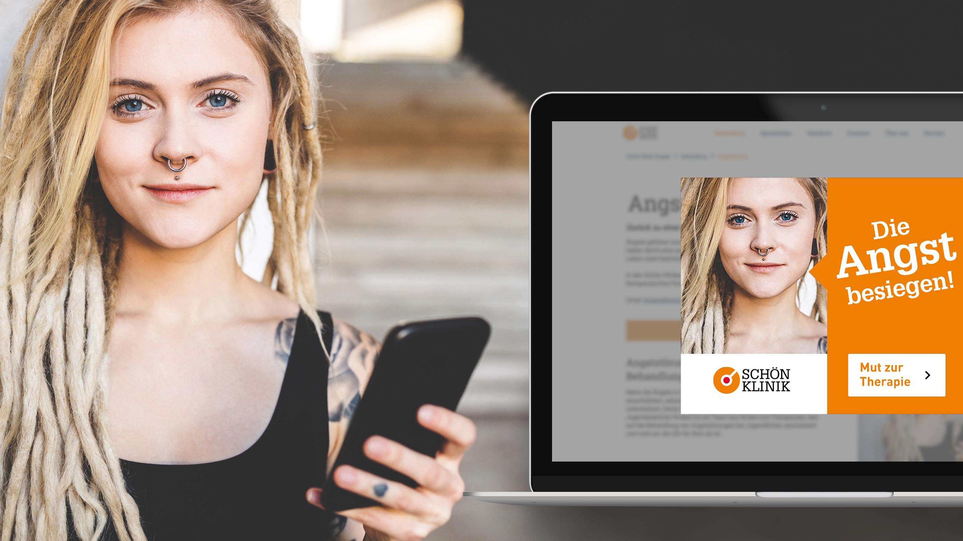 A young woman with blonde dreadlocks, a nose piercing and a tattoo on her shoulder stands with a smartphone in her hand next to a mock-up of the Schönklinik website with a pop-up of the “Conquering Fear” campaign in a MacBook.